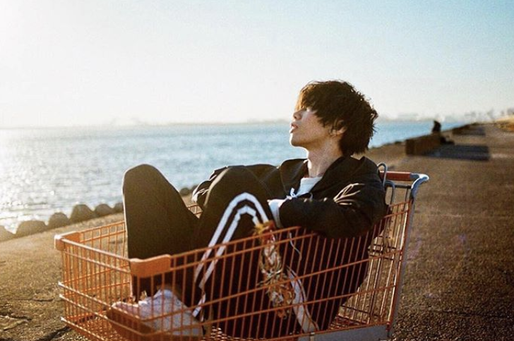 動画 米津玄師がtwitter Youtubeで100万フォロワー突破を記念し 春雷 のmv公開 Gogo Kengo