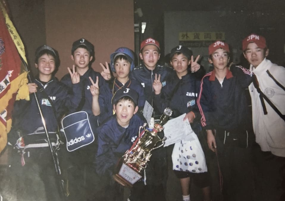 日本代表として台湾遠征に行った時・一番左で旗を持ってるのが僕
